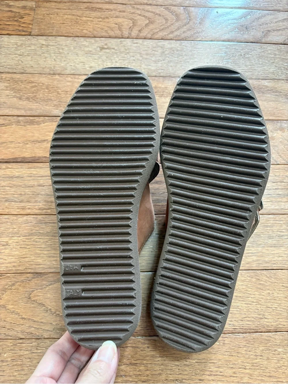 New never worn DKNY Brown Buckle Slide Sandals size 6